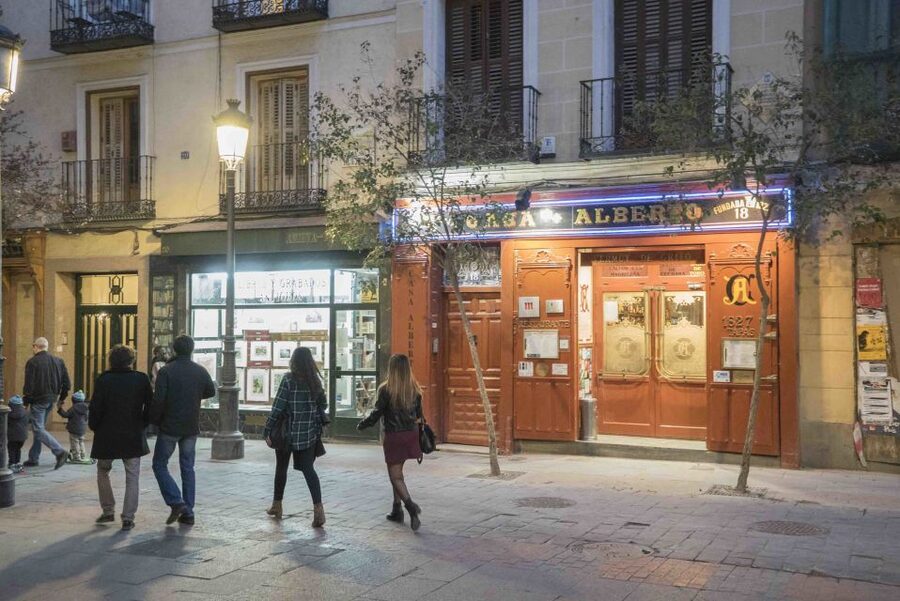 2.5-Hour Evening Tapas Tour through Madrid - Guides, languages, and group size