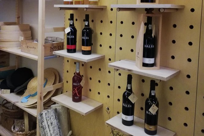 3 table wines & 5 Port wines + Tapas - The guides are a major part of the value