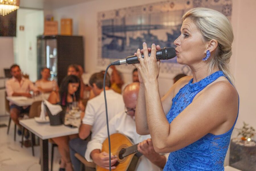 Algarve: Fado Night with 6- Course Algarvian Tapas Dishes - What arrives before the six courses