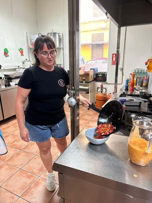 Alicante:Evening Spanish Tapas Cooking Class with Live Music - From cooking lesson to shared dinner