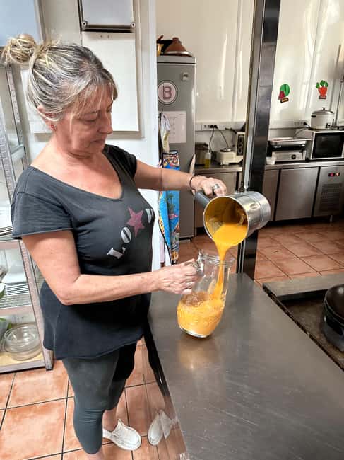 Alicante:Evening Spanish Tapas Cooking Class with Live Music - Live guitar gives the evening its Spanish finish