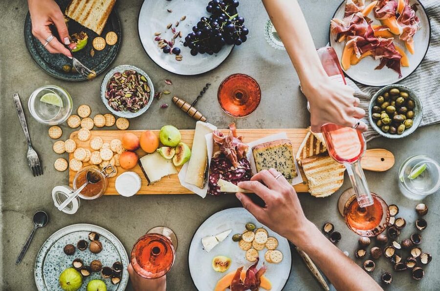 Alicante: Food Walking Tour with Wine Tasting and Tapas - The guides are a major part of the experience