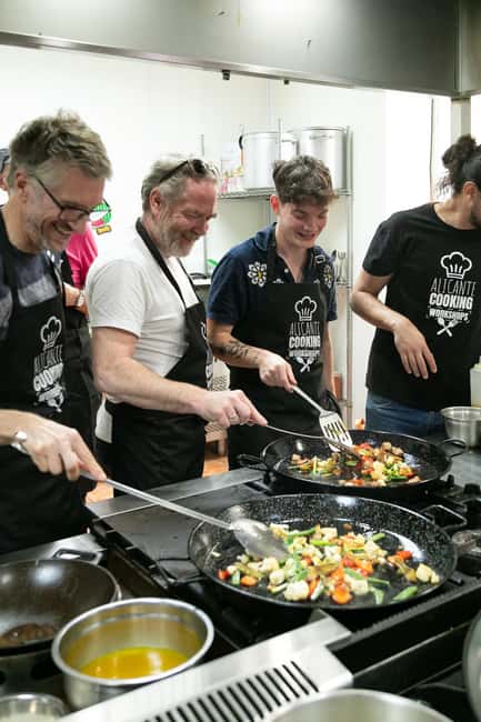 Alicante: Paella & Sangria Class with Tapas and Market Visit - What makes Fred and Federico important to the experience