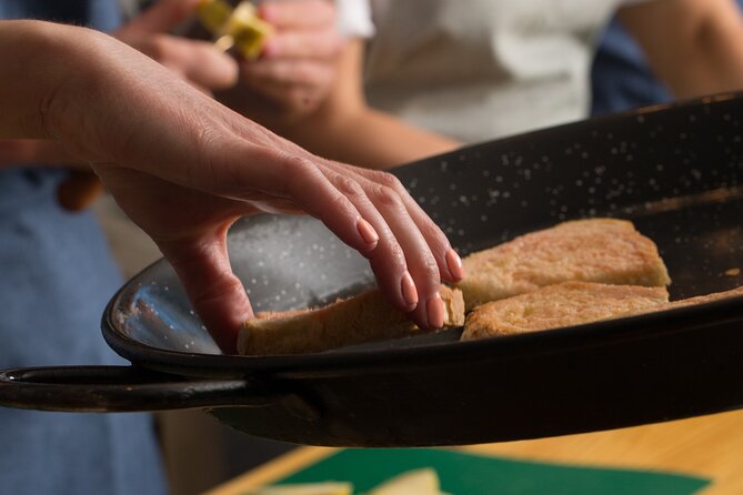 Authentic spanish tapas cooking class in barcelona - A cava welcome at Roots Gastro Club