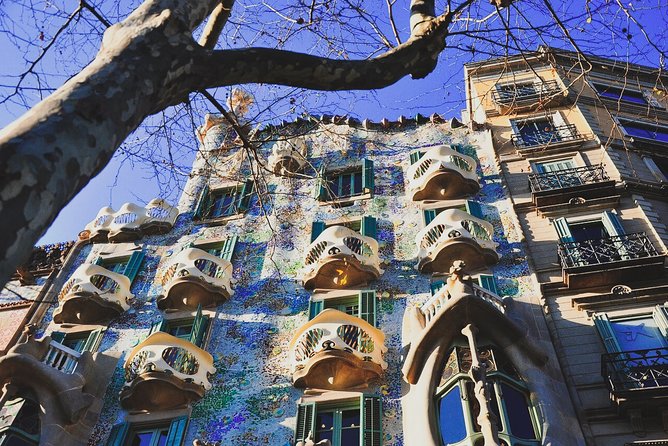 Bar Crawl in Barcelona with Spanish Wines, Vermut, Cold Beer and Tapas - Learning the Barcelona bar routine