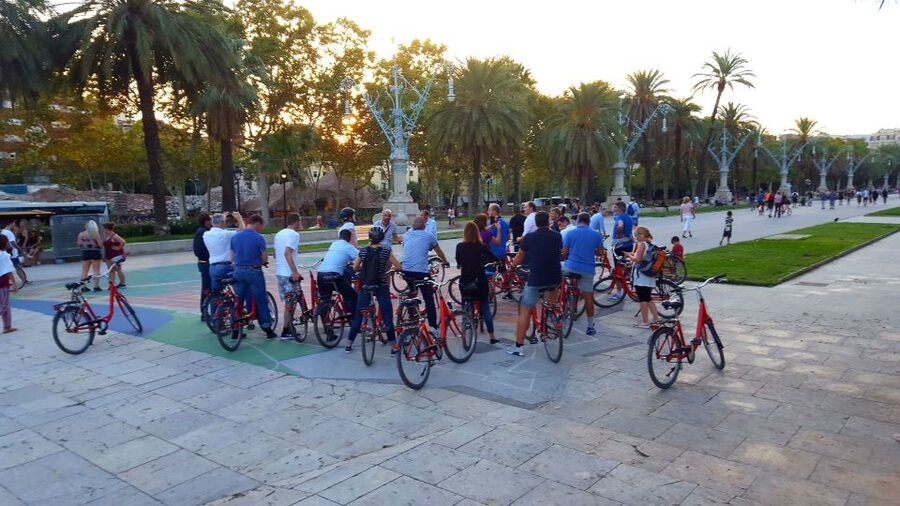 Barcelona: 3-Hour Bike Tour with Spanish Tapas - Why a bike is a smart way to see Barcelona