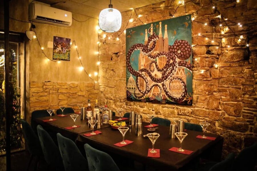 Barcelona: Cocktail Master Class by Mixologist with Tapas - Four cocktails, one bar, and a very social evening