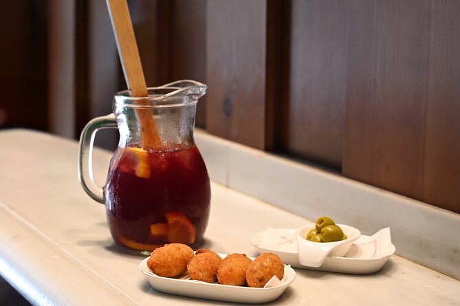 Barcelona El Born Tapas and Wine Tour with Guide - A small group and a steady pace