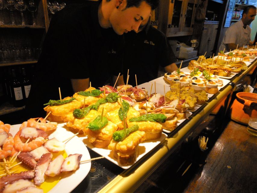 Barcelona: Evening Walking Tour in the Gaudi Area with Tapas - Key points to know