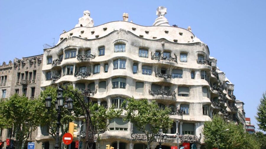 Barcelona: Evening Walking Tour in the Gaudi Area with Tapas - What the guide adds to the evening