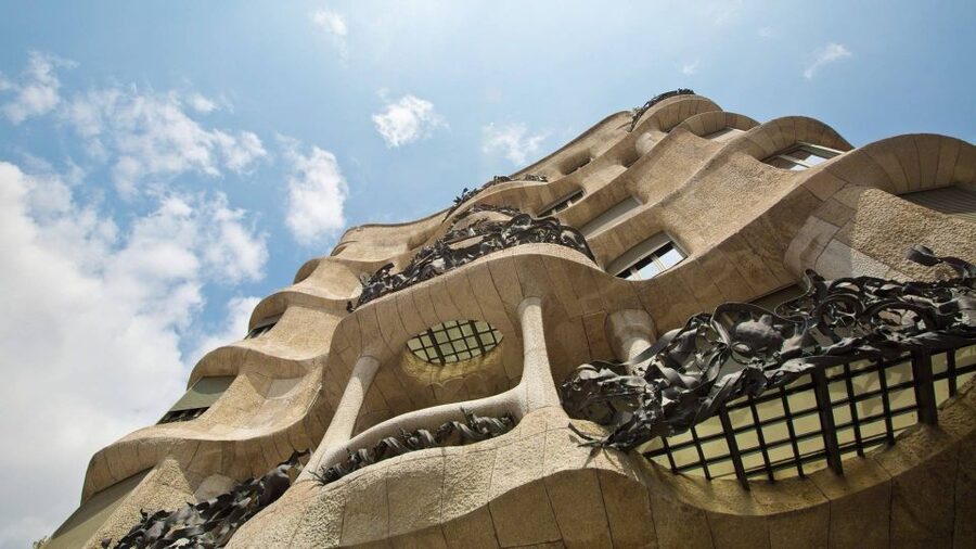 Barcelona: Evening Walking Tour in the Gaudi Area with Tapas - Finding Casa Sayrach without losing your appetite