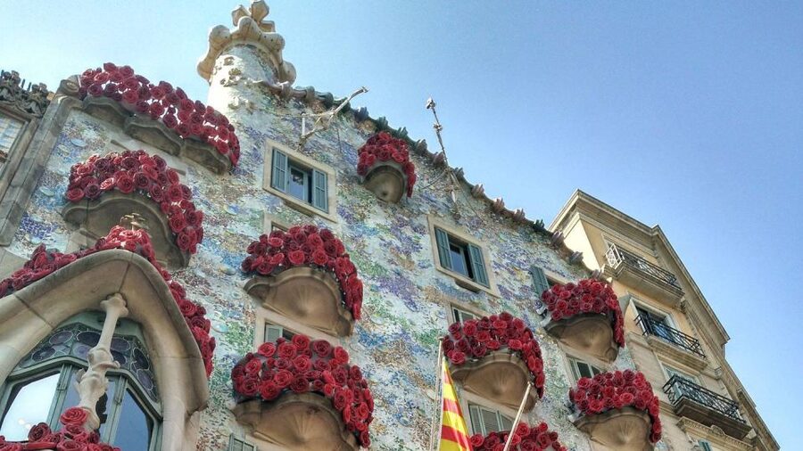 Barcelona: Evening Walking Tour in the Gaudi Area with Tapas - Is $100 a fair price for a tapas walk?