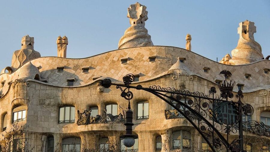 Barcelona: Evening Walking Tour in the Gaudi Area with Tapas - The main concern: reliability and meeting details