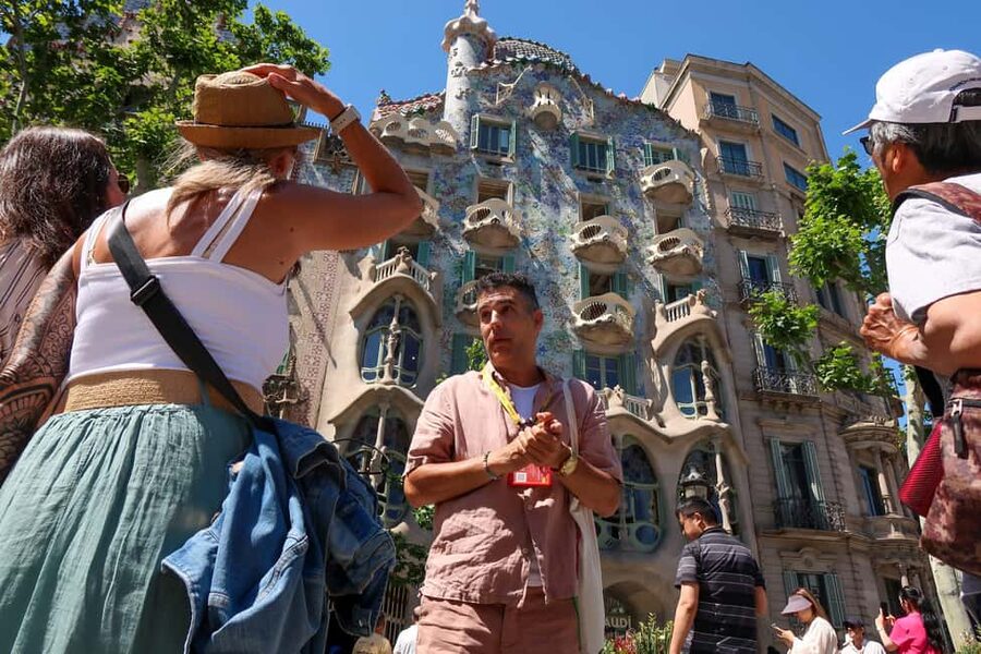 Barcelona: Gaudi Tapas & Wine Tasting Small Group Tour - Tapas in Eixample, not just a restaurant meal