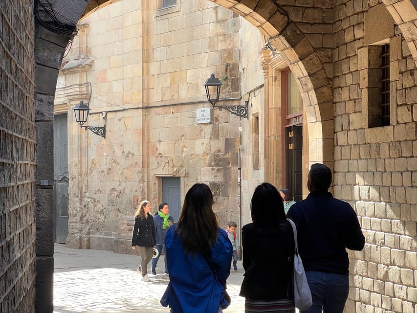 Barcelona: Gothic Quarter Guided Tour with Flamenco & Tapas - What happens at Los Tarantos