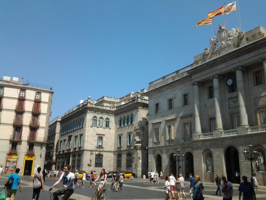 Barcelona: Gothic Quarter Legends Walking Tour with Tapas - Reading Architecture in the Narrow Lanes