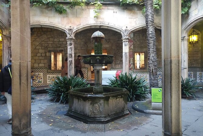 Barcelona Gothic Quarter Walking Tour with Tapas - Plaça de Catalunya, Barcelona’s big opening square