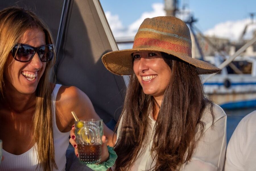 Barcelona: Local Tapas and Drinks Sailing Adventure Tour - Two hours with a clear rhythm