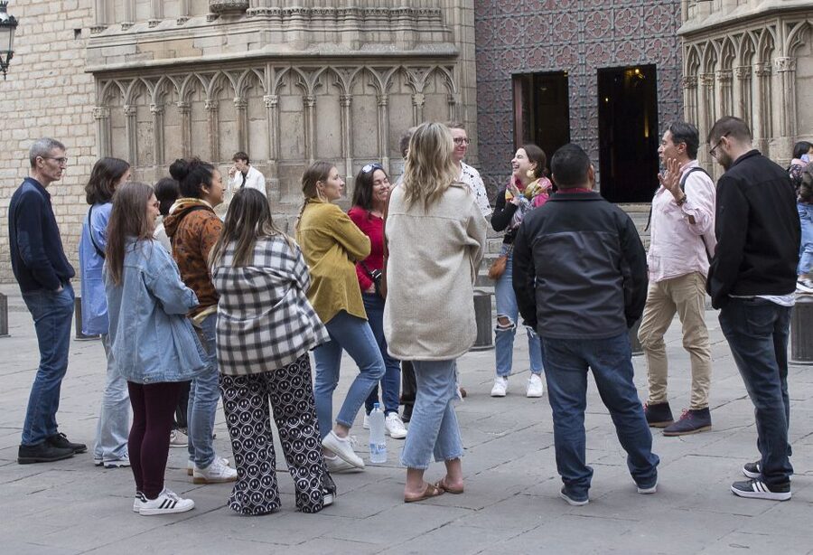 Barcelona: Market, Tasty Tapas/Food and Gothic History Tour - Seafood, the porrón, and a taste of local theater