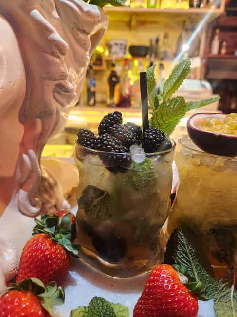 Barcelona: Mojito Tasting Experience & Tapas with Mixologist - What happens during the two hours
