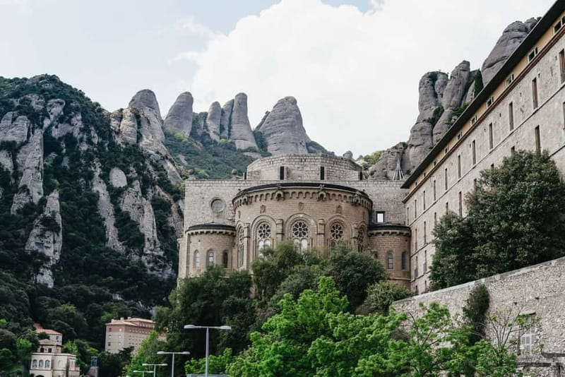 Barcelona: Montserrat and Winery Tour with Tapas or Lunch - Oller del Mas and the full-day extension