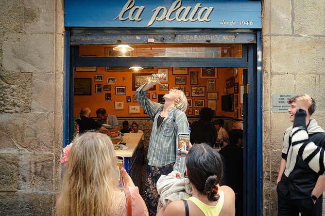 Barcelona Old City Guided Tour with Tapas and Drinks - The porrón lesson is worth remembering
