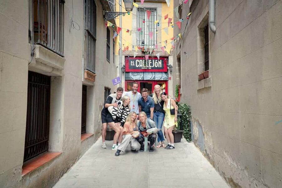 Barcelona: Old City Hidden Gems, Tapas, & Drinks Guided Tour - Practical details that can shape your evening