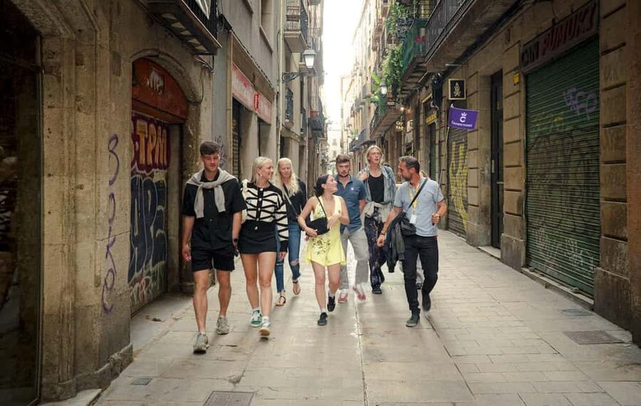Barcelona: Old City Hidden Gems, Tapas, & Drinks Guided Tour - Walking through the Gothic Quarter