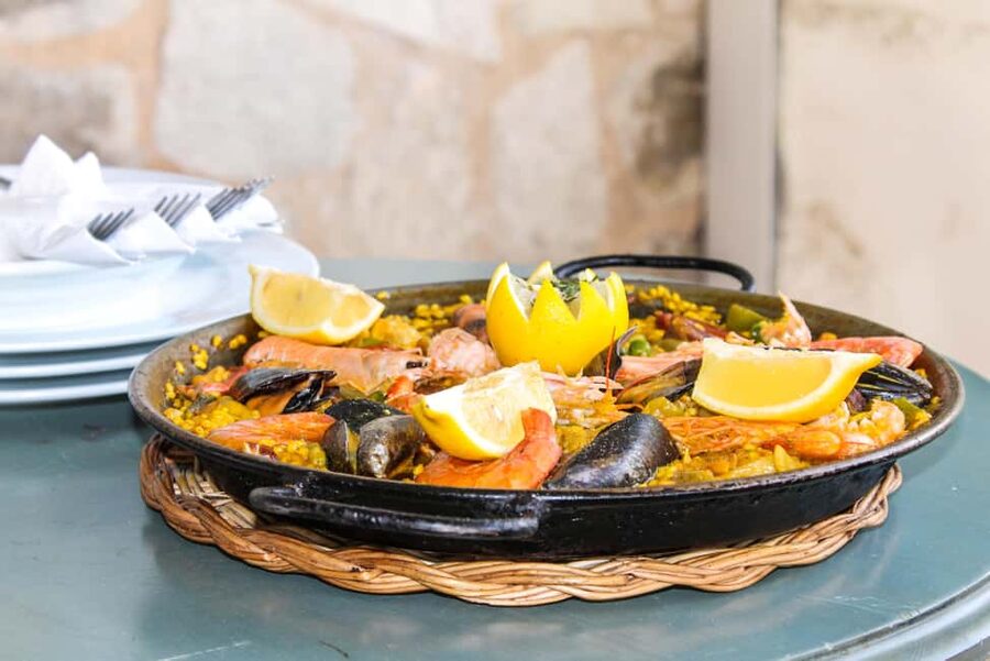 Barcelona: Old Town Tapas & Paella Food Tour with 8 Tastings - What this Barcelona food tour is really like