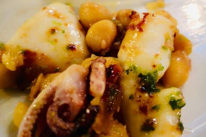 Barcelona Poble Sec Tapas & Wine Tour - Stop one on Carrer del Poeta Cabanyes: a shortcut to Cádiz