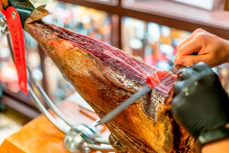 Barcelona: Private Tapas & Wine with Flamenco Show Old Town - Timing, walking, and practical comfort