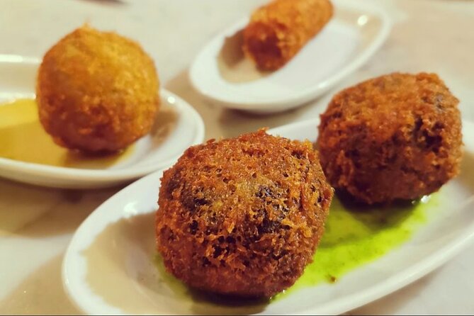 Barcelona´s Lunch or Dinner Tapas Tour: Food, drinks, happiness! - Plaça del Rei and the Gothic Quarter beginning