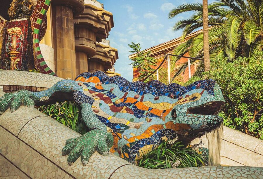 Barcelona: Sagrada Familia, Park Guell & Tapas Private Tour - What the guide adds to the day
