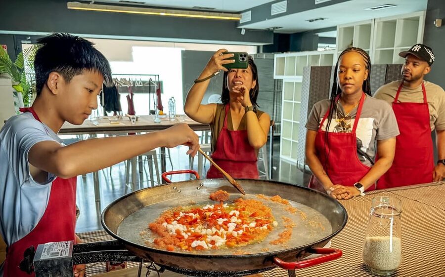 Barcelona: Seafood Paella ★Maestro★ & Tapas & Sangria - What happens during the two hours