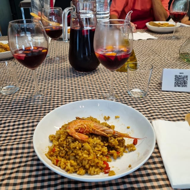 Barcelona: Seafood Paella ★Maestro★ & Tapas & Sangria - Why the communal format works