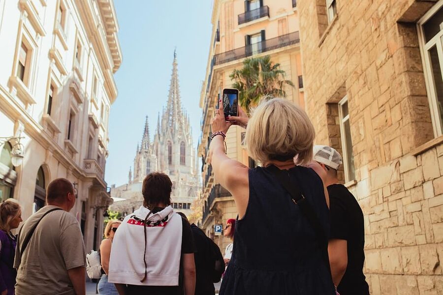 Barcelona: Small Group Gothic, Tapas & Churros Tour! - Wine, tapas, and the local restaurant lunch
