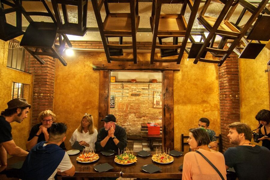 Barcelona Tapas 3-Hour Bike Tour - Medieval streets and Barcelona Cathedral