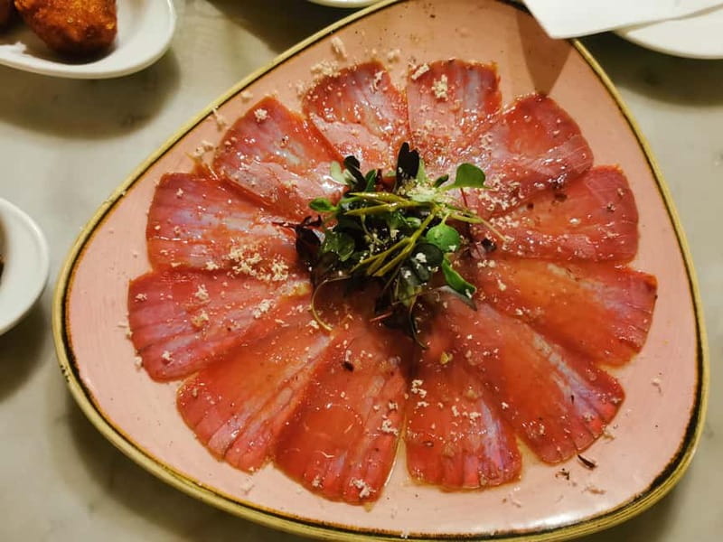 Barcelona: Tapas and Wine at the Hidden Bodegas Experience - The first taste: Catalan bread with tomato