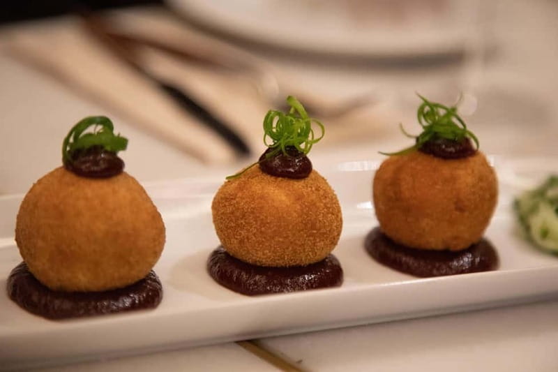 Barcelona Tapas Crawl food & drinks all included - What the guide adds to the evening