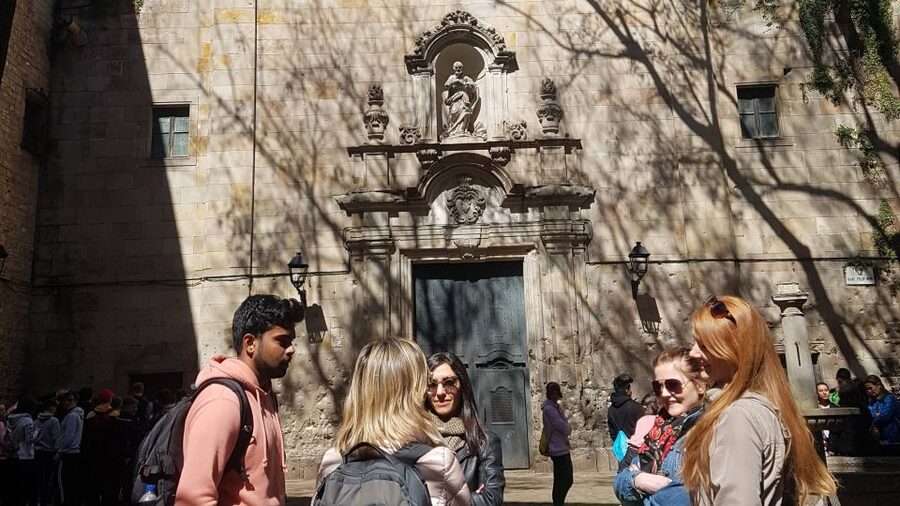 Barcelona: Tapas & Picasso Museum Guided Walking Tour - Timing, meeting point, and what to bring