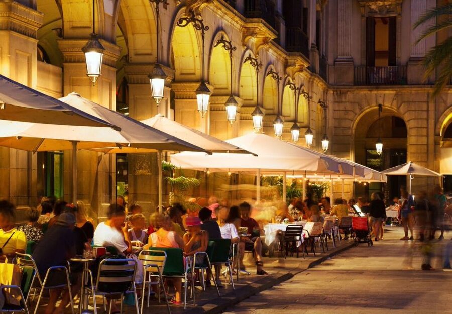 Barcelona: Tapas Walking Tour & Flamenco Show - A specialist stop for serrano ham in Born