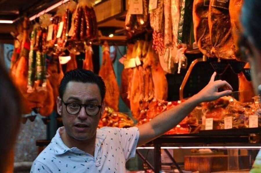 Barcelona: Tapas Walking Tour with Food, Wine, and History - A social format that works best for solo visitors and couples