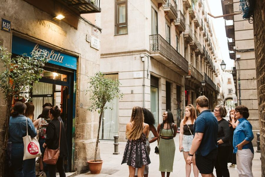 Barcelona: Tapas, Wine & History Tour of the Old Town - Who should book this tour