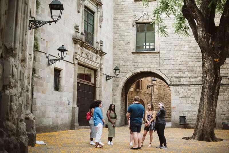 Barcelona: Tapas, Wine & History Tour of the Old Town - La Plata and the four-dish menu