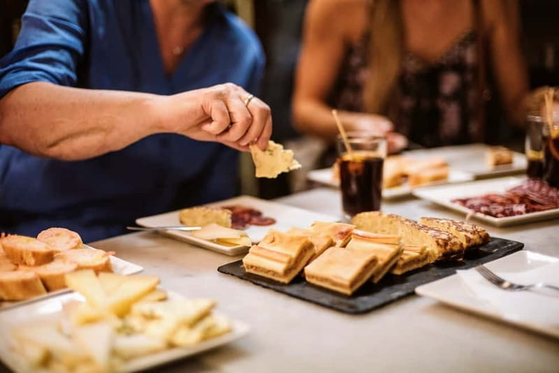 Barcelona: Tapas, Wine & History Tour of the Old Town - The final bar and a proper shared dinner