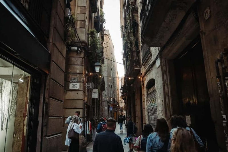 Barcelona: Tapas & Wine Tour in Born & Gothic Quarter - First stop: Bastaix and a glass of Cava