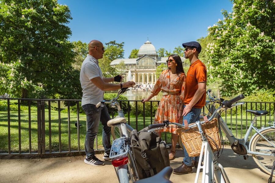 BiciTapeo : Tapas and Highlights Guided Vintage Bike Tour - Thirty minutes in Retiro Park