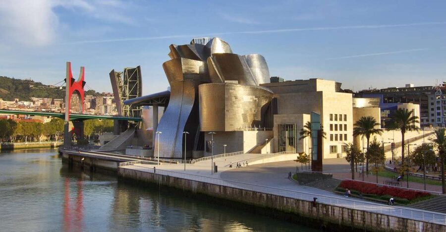 Bilbao: Classic & Modern Guided Walking Tour with Pintxos - The city walls and more than 500 years of change