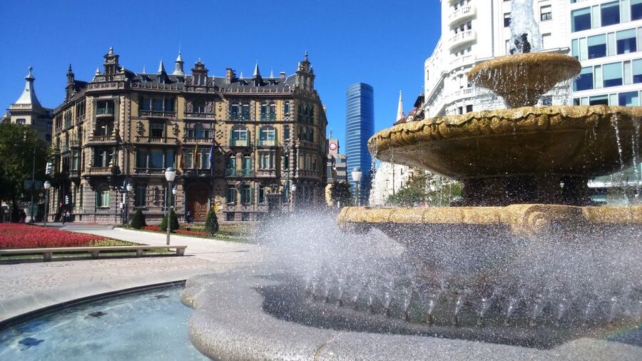 Bilbao: Classic & Modern Guided Walking Tour with Pintxos - Pintxos and the social finish