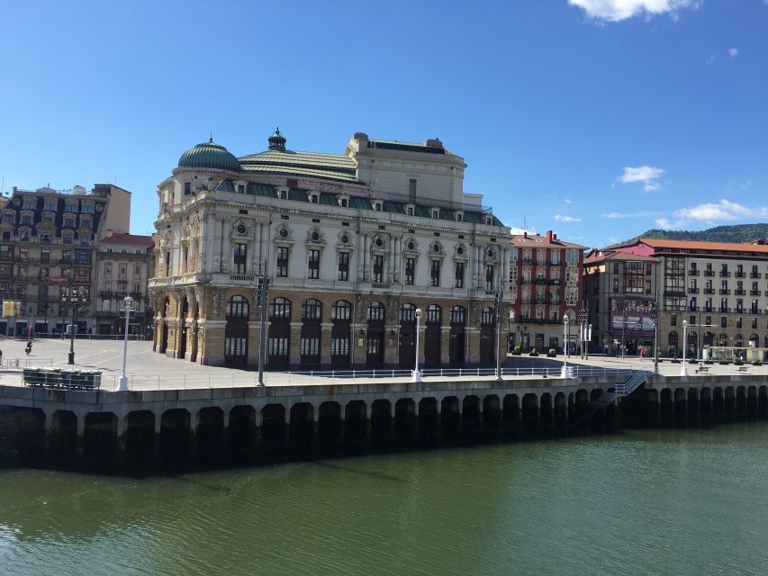 Bilbao: Classic & Modern Guided Walking Tour with Pintxos - Starting in the old city